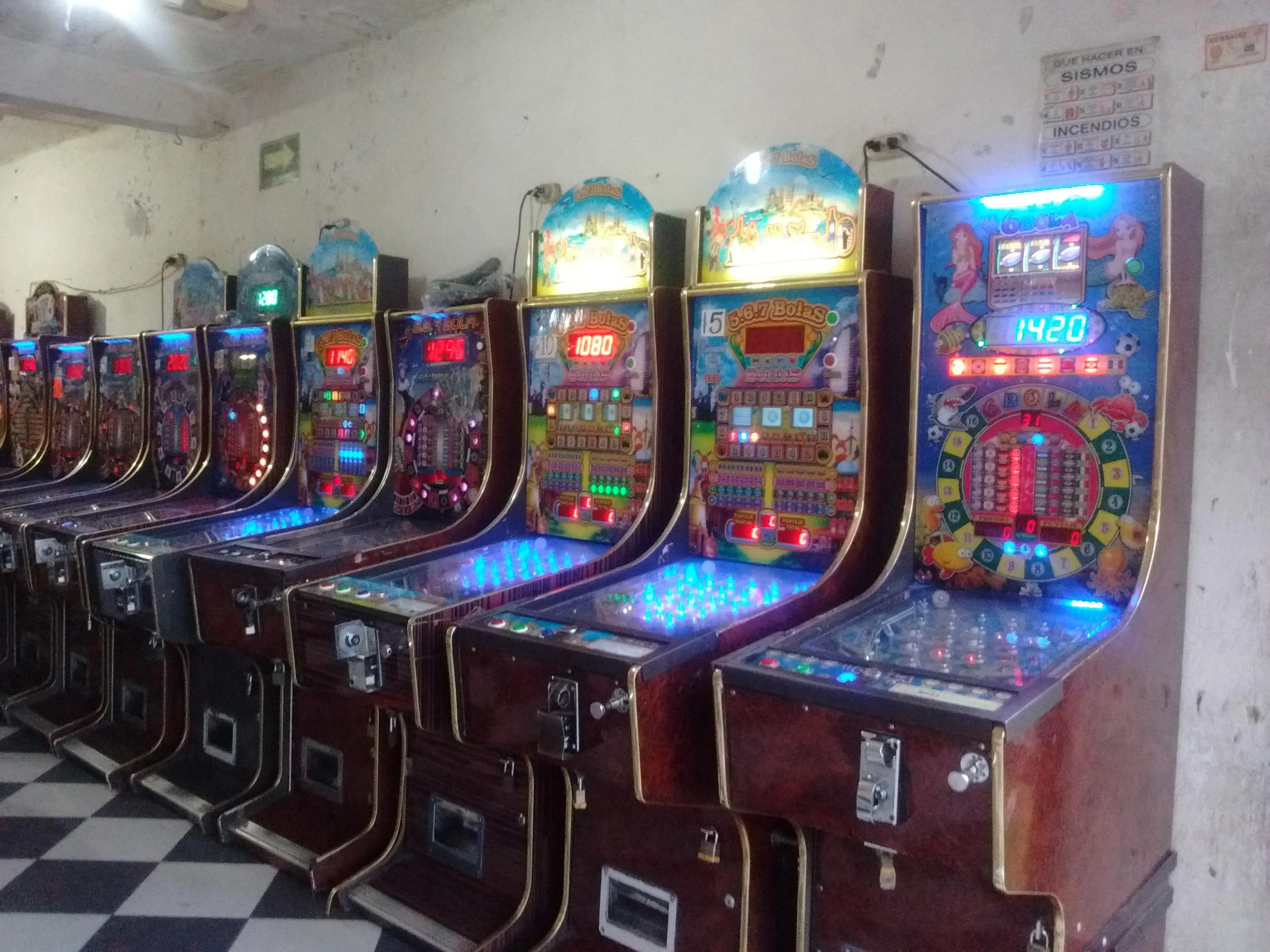 Máquinas tragamonedas en casino mexicano
